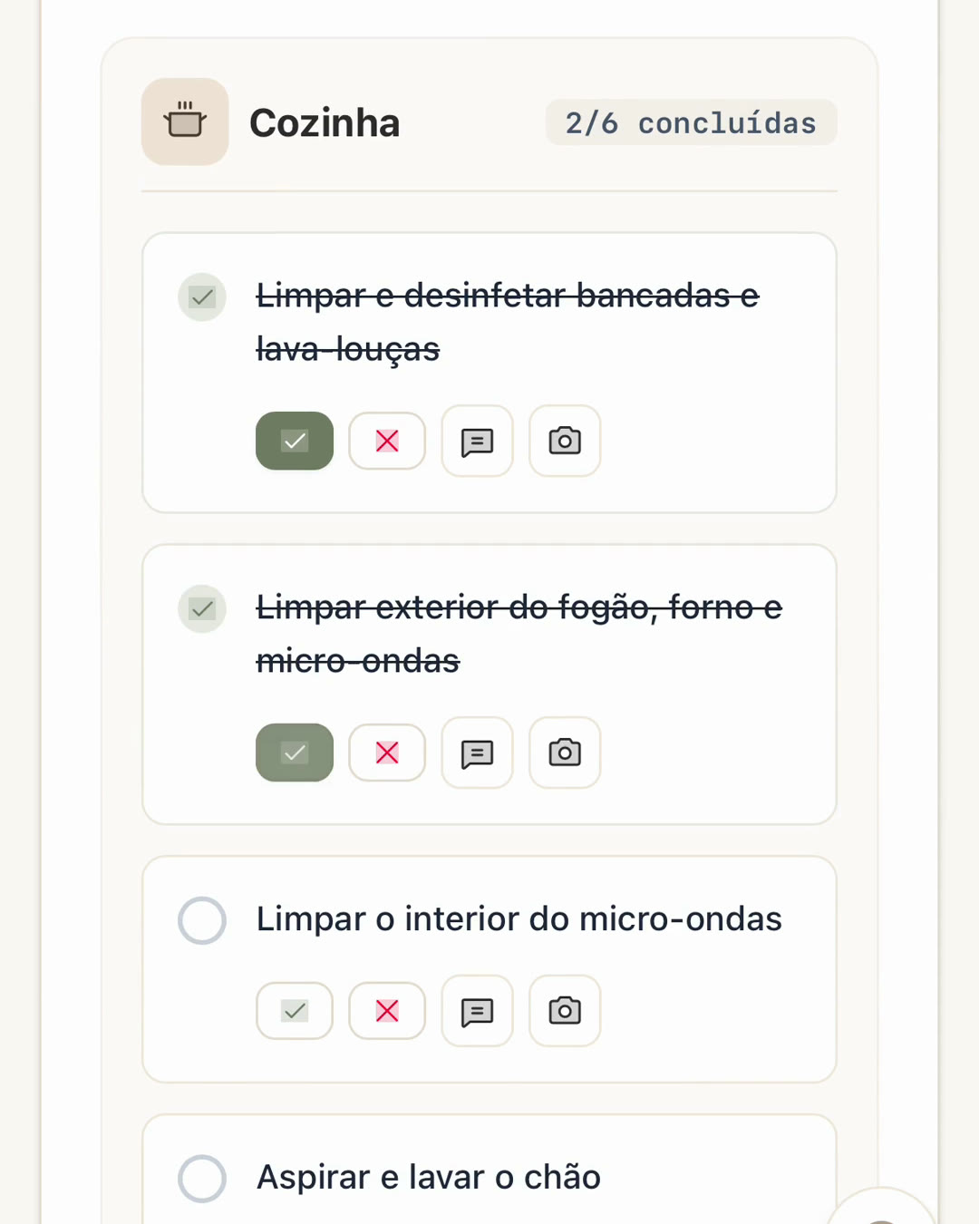 A empregada marca cada tarefa quando a termina